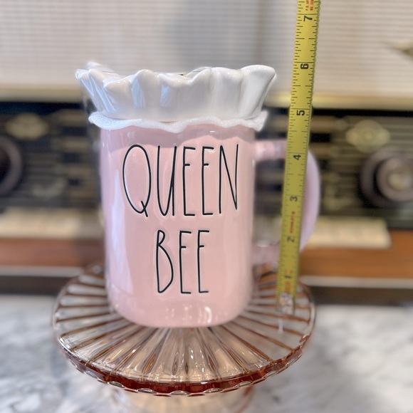 ✨NEW🌸Rae Dunn Queen Bee Mug with Daisy Flower Topper🍃🐝 - Picture 14 of 15